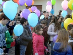 La pace è servita! Circa 300 persone hanno lanciato in cielo i palloncini 7