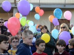 La pace è servita! Circa 300 persone hanno lanciato in cielo i palloncini 8