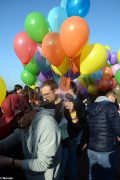 La pace è servita! Circa 300 persone hanno lanciato in cielo i palloncini 9