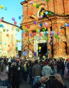 La pace è servita! Circa 300 persone hanno lanciato in cielo i palloncini 11