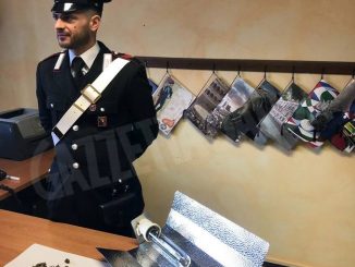 Minaccia di morte l’ex compagna. Dopo la denuncia i carabinieri trovano in casa dell’uomo marijuana e una banconota falsa