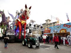 Kinder partecipa allo storico Carnevale di Viareggio 6