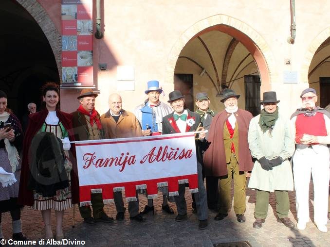 Inizia il Carnevale, le maschere incontrano e interrogano il sindaco Maurizio Marello