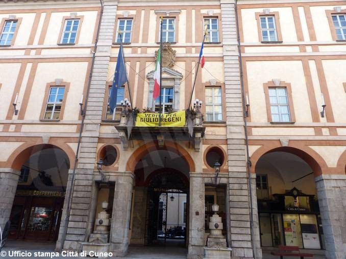 Sventola la bandiera francese sul balcone del Municipio di Cuneo