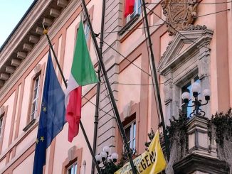 Sventola la bandiera francese sul balcone del Municipio di Cuneo 1