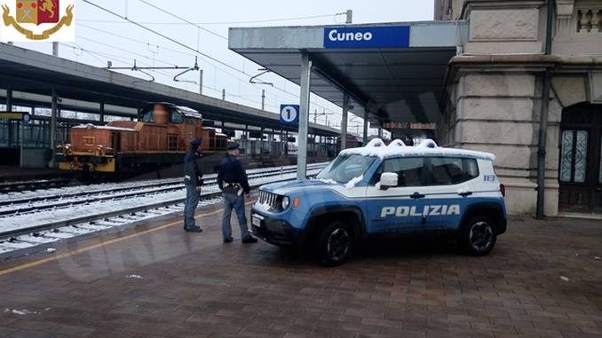 Controlli nelle stazioni: a Cuneo arrestato uno scippatore diciannovenne