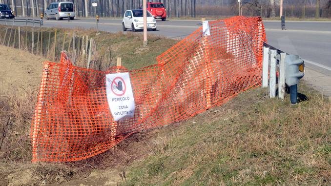 Ritrovato un proiettile nel canale vicino alla tangenziale di Alba. Artificieri al lavoro