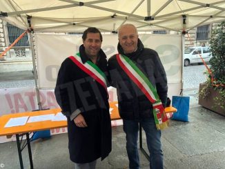 Continua la protesta dei sindaci davanti alla Prefettura per sollecitare l’Asti-Cuneo