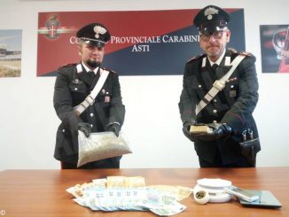 Asti: bambino di due anni da solo in strada. I carabinieri lo riaccompagnano a casa e trovano oltre 3 etti di droga