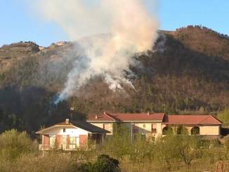 In fiamme 13 ettari di boschi tra Castino e Rocchetta Belbo