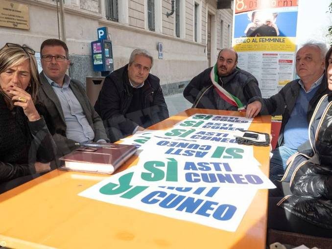 Continua la protesta dei sindaci davanti alla Prefettura per sollecitare l’Asti-Cuneo 1