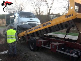 Trasportavano un trattore rubato: denunciati dai Carabinieri forestali di Canelli