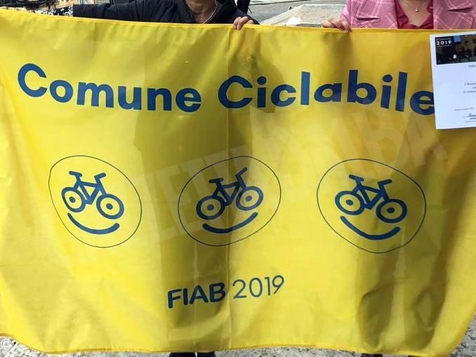 Alba è un comune ciclabile: la Fiab assegna la bandiera con tre biciclette