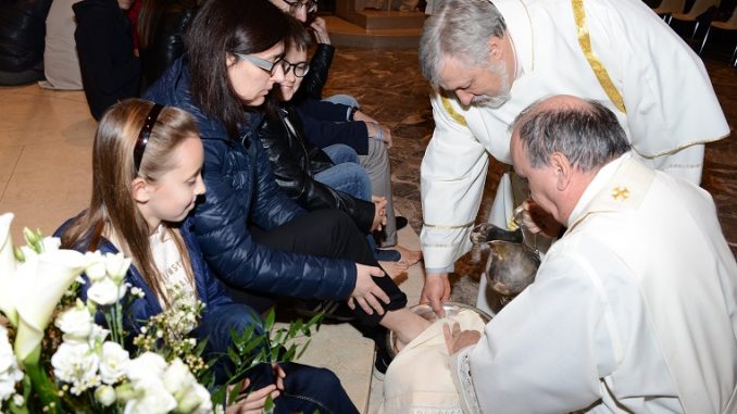 Il vescovo lava i piedi a un'intera famiglia