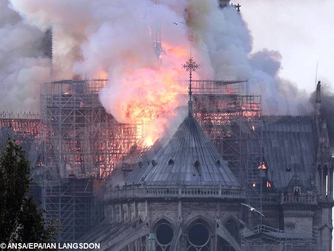 L’arcivescovo di Torino Nosiglia: «Notre Dame ci ricorda la cappella della Sindone» 2