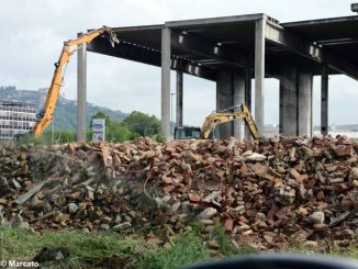 Iniziati i lavori di abbattimento dello scheletro di corso Asti