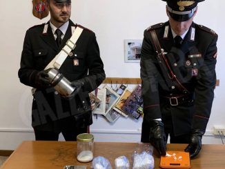 I carabinieri documentano oltre 500 cessioni di droga, poi arrestano uno spacciatore a Monale