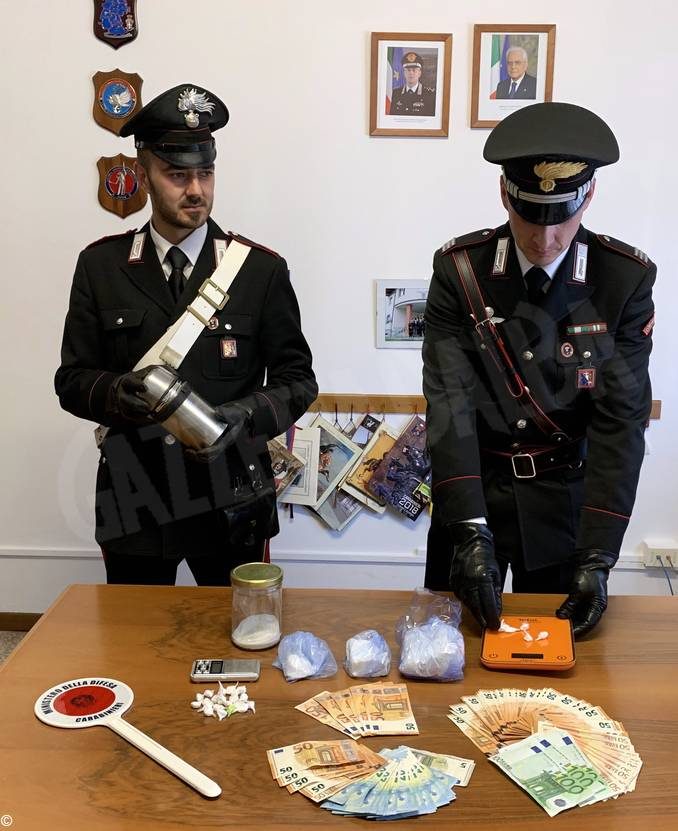 I carabinieri documentano oltre 500 cessioni di droga, poi arrestano uno spacciatore a Monale