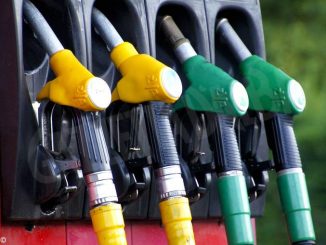 Al distributore fingeva di aiutare chi era in difficoltà ma il carburante finiva nella sua auto