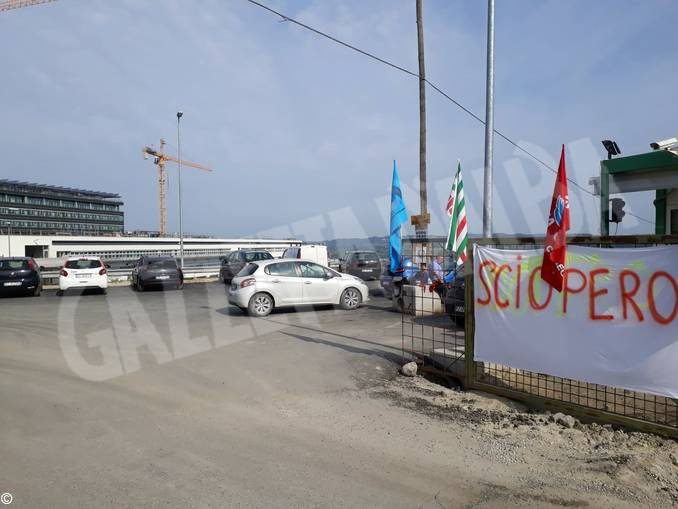 Lavoratori in sciopero al cantiere del nuovo ospedale