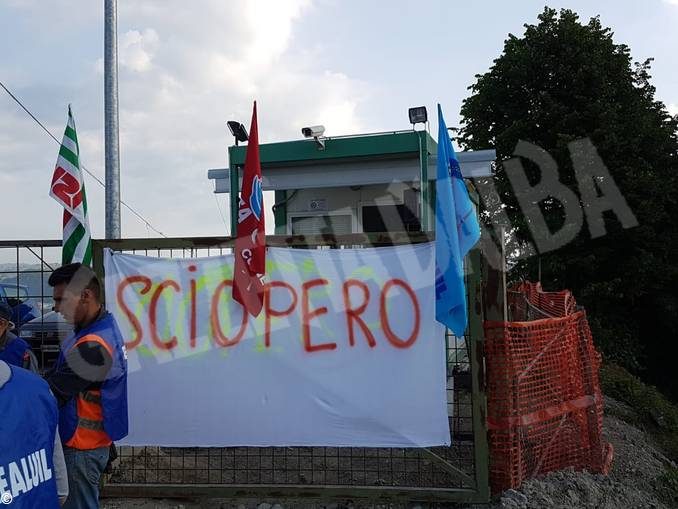 Lavoratori in sciopero al cantiere del nuovo ospedale 1