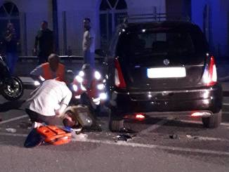 Alba: moto contro auto in sosta in piazzale Beausoleil, due feriti