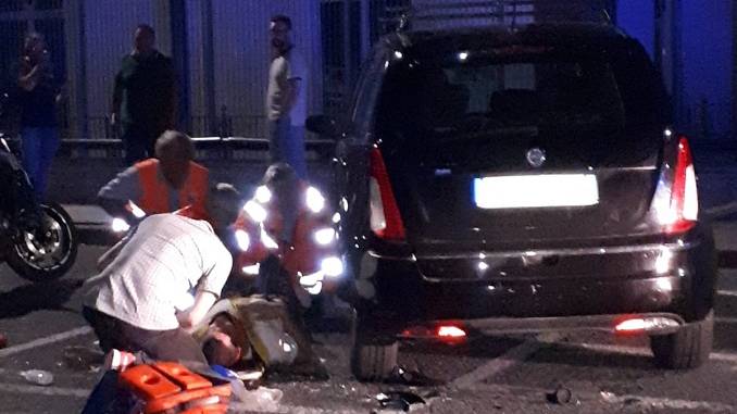 Alba: moto contro auto in sosta in piazzale Beausoleil, due feriti