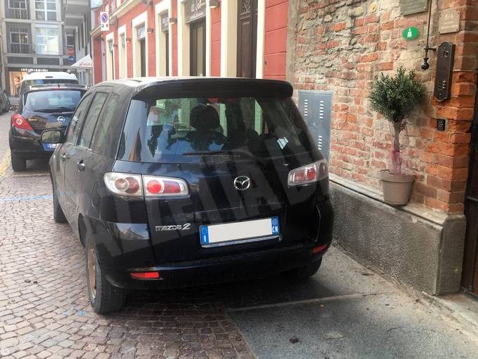 Foto dal sabato sera albese: lo slalom dei pedoni in via Cuneo ad Alba 1