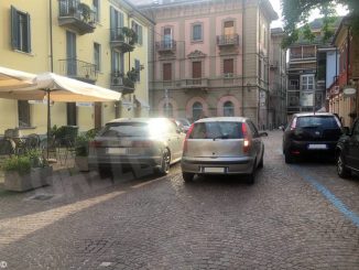 Foto dal sabato sera albese: lo slalom dei pedoni in via Cuneo ad Alba 2