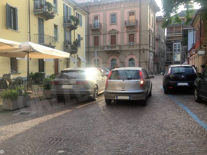 Foto dal sabato sera albese: lo slalom dei pedoni in via Cuneo ad Alba 2