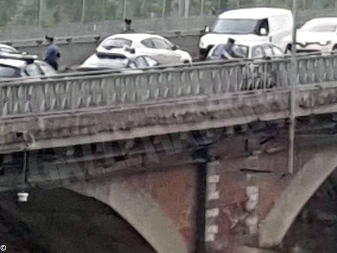 Un uomo tenta di gettarsi dal ponte del Tanaro di Alba