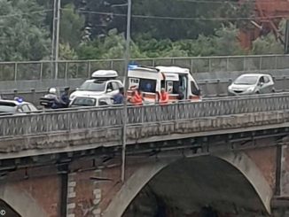 Un uomo tenta di gettarsi dal ponte del Tanaro di Alba 1
