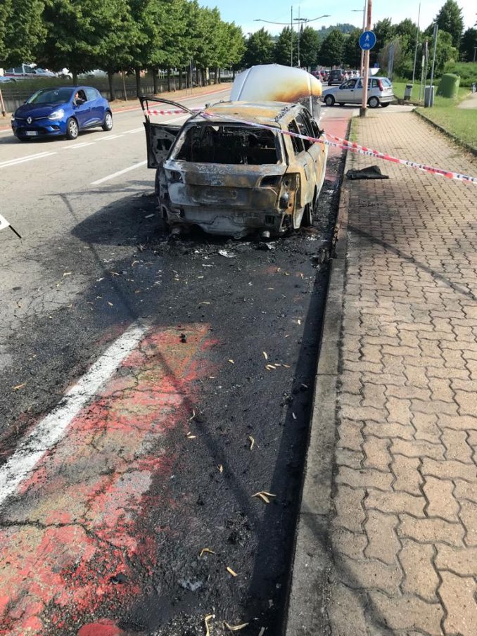 Auto in fiamme ad Alba, vicino allo stabilimento Ferrero 1