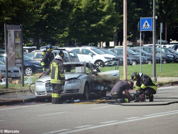 Auto in fiamme ad Alba, vicino allo stabilimento Ferrero 2