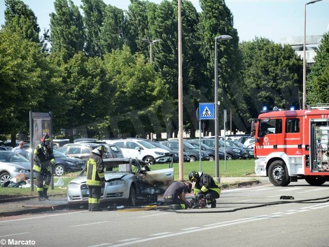 Auto in fiamme ad Alba, vicino allo stabilimento Ferrero 3