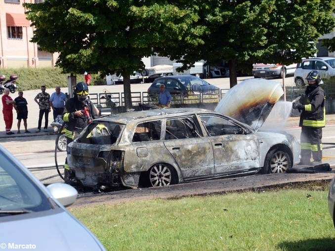 Auto in fiamme ad Alba, vicino allo stabilimento Ferrero 4