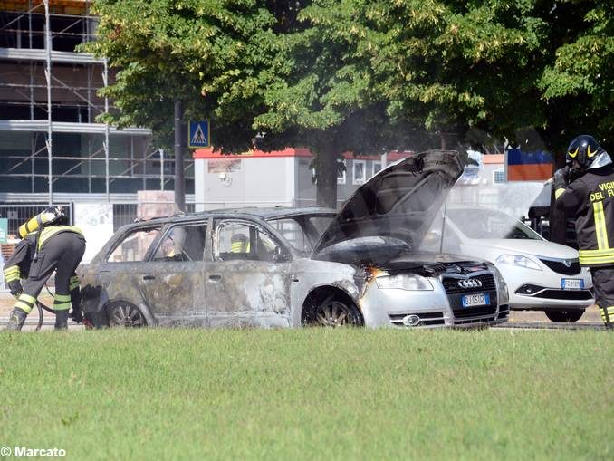 Auto in fiamme ad Alba, vicino allo stabilimento Ferrero 5