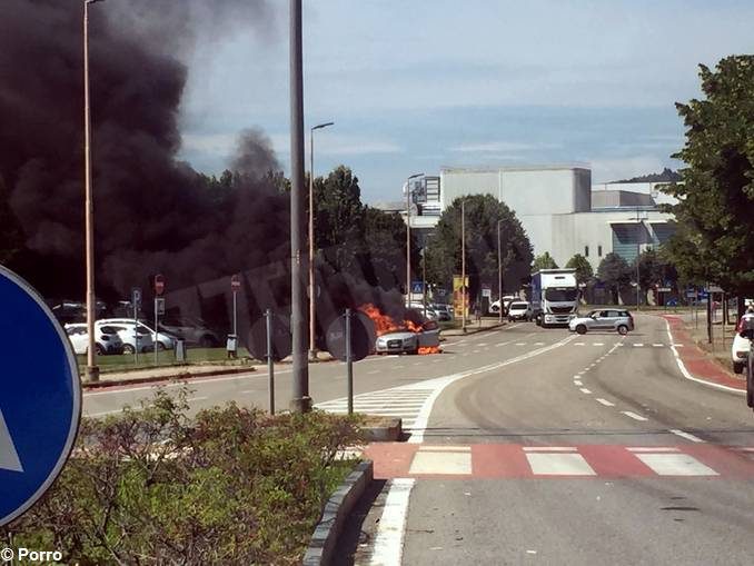 Auto in fiamme ad Alba, vicino allo stabilimento Ferrero