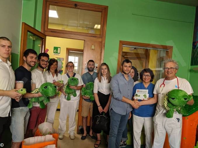 Langa corp dona 50 peluche alla pediatria del San Lazzaro di Alba