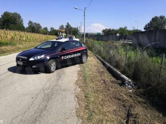 L’auto senza assicurazione fugge all’alt dei carabinieri ma va a sbattere contro un lampione