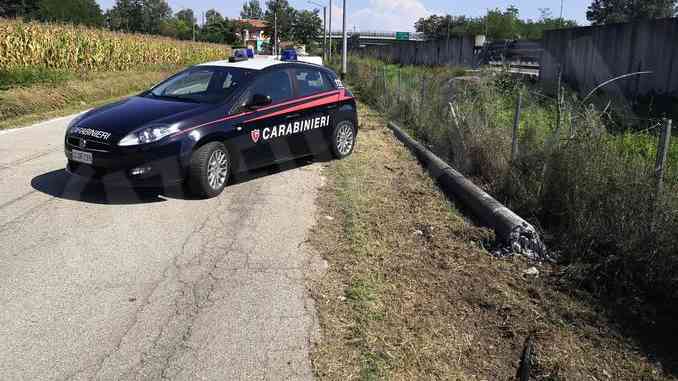 L’auto senza assicurazione fugge all’alt dei carabinieri ma va a sbattere contro un lampione