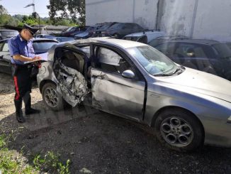 L’auto senza assicurazione fugge all’alt dei carabinieri ma va a sbattere contro un lampione 1