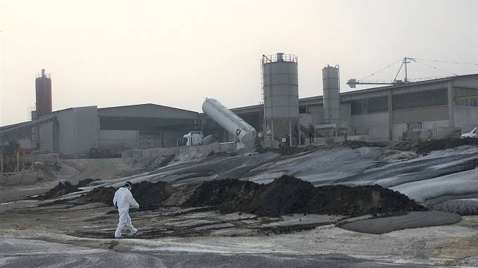 I Carabinieri scoprono un sito contaminato da ceneri industriale, concreto rischio di inquinamento