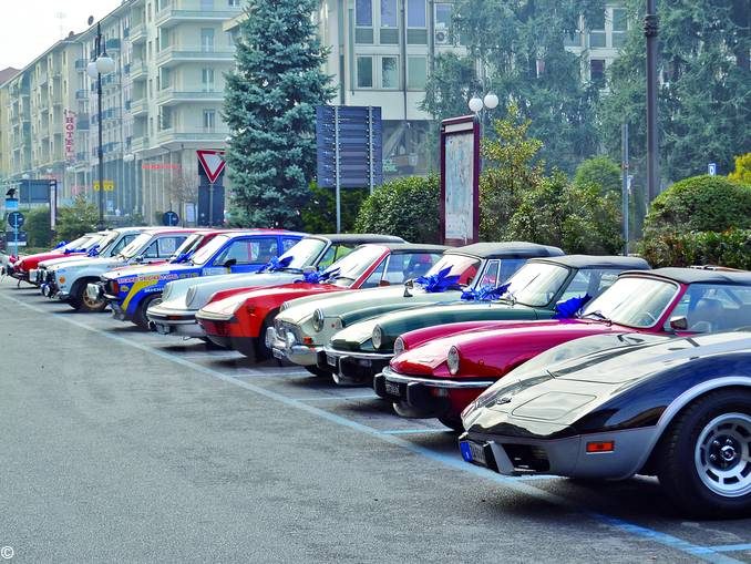 Ruote nella storia. Le auto d’epoca si radunano a Monforte d’Alba