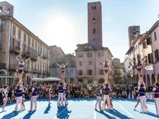 Domani ad Alba si corre sotto le torri L’arrivo in piazza del Duomo