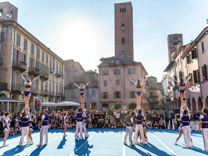 Domani ad Alba si corre sotto le torri L’arrivo in piazza del Duomo