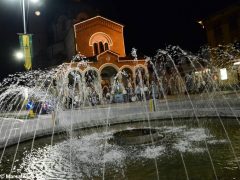 La statua della Madonna in processione nelle vie della Moretta