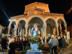 La statua della Madonna in processione nelle vie della Moretta 1