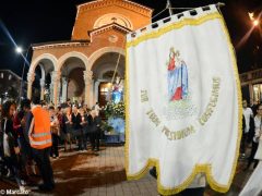 La statua della Madonna in processione nelle vie della Moretta 2