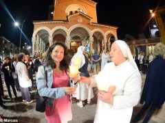 La statua della Madonna in processione nelle vie della Moretta 3